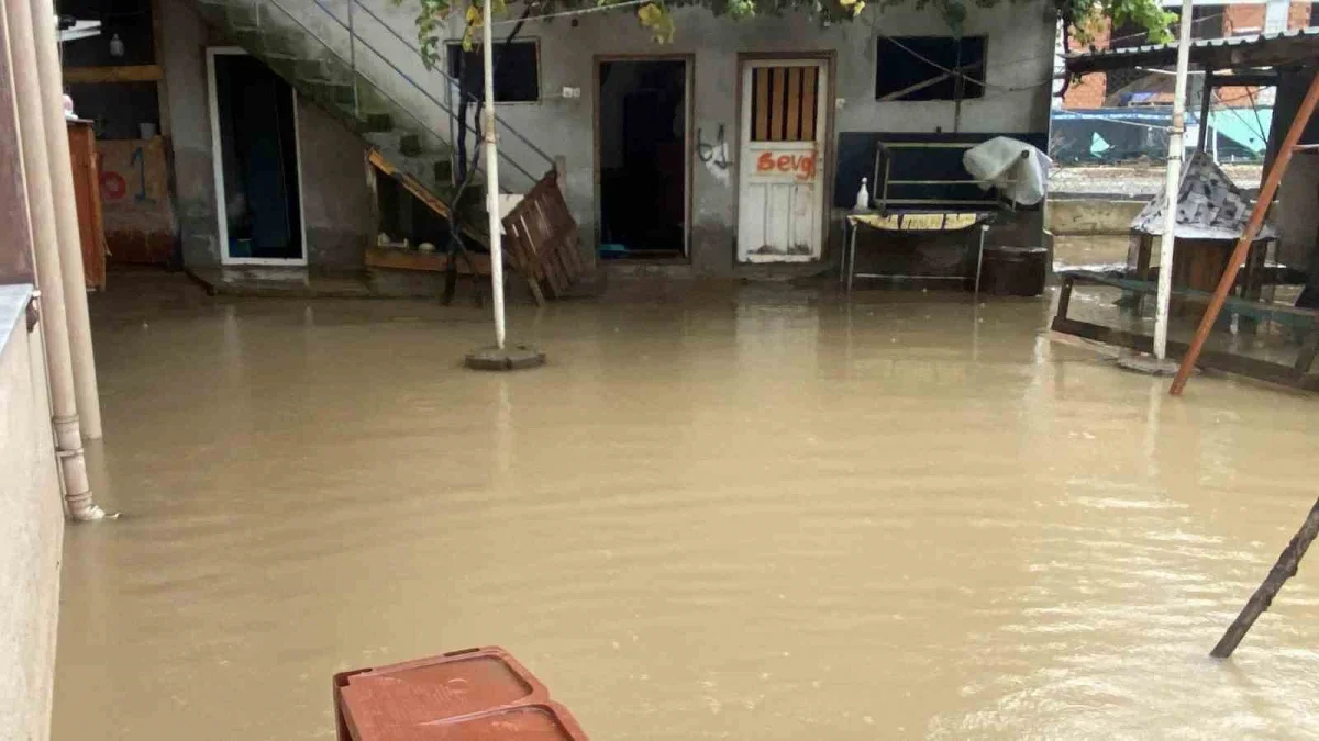 Kocaeli Başiskele'de sel, depoda 3 milyon TL hasar