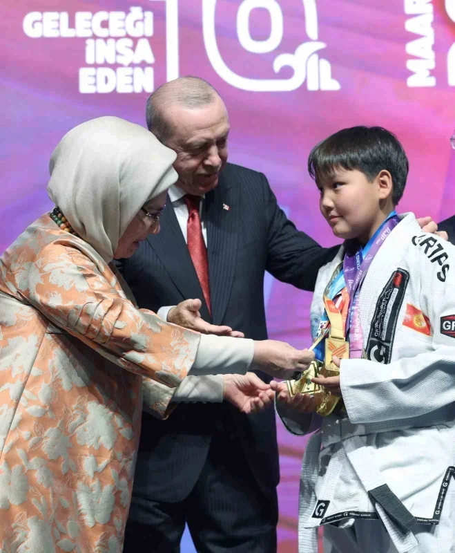 Erdoğan: Maarif Vakfı 66 ülkede 75 bin öğrenciye ulaştı