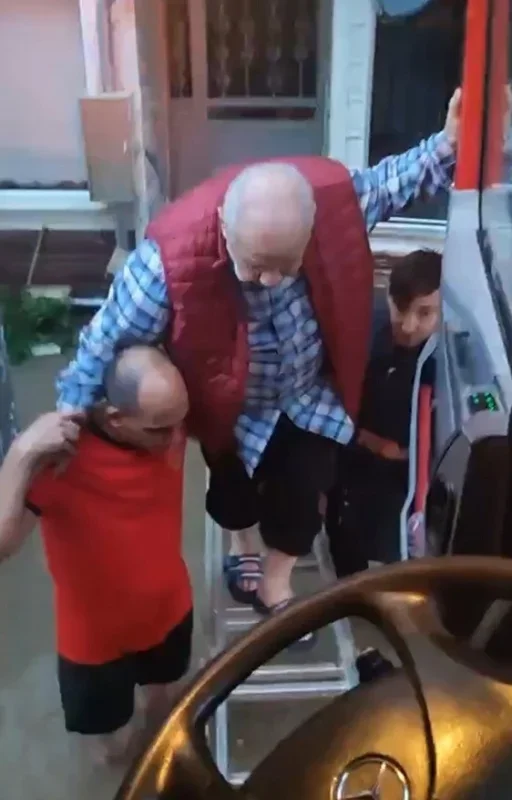 Sakarya selinde 80 yaşındaki adam merdivenle kurtarıldı