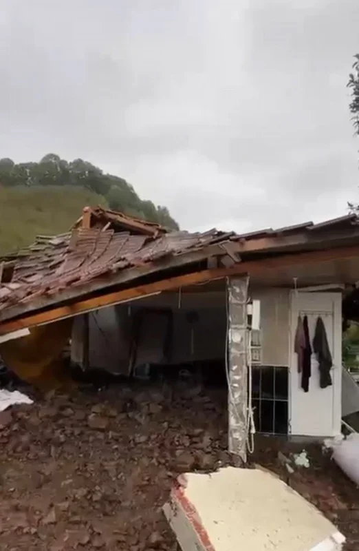 Sakarya selinde 80 yaşındaki adam merdivenle kurtarıldı