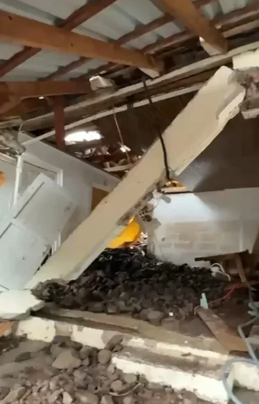 Sakarya selinde 80 yaşındaki adam merdivenle kurtarıldı