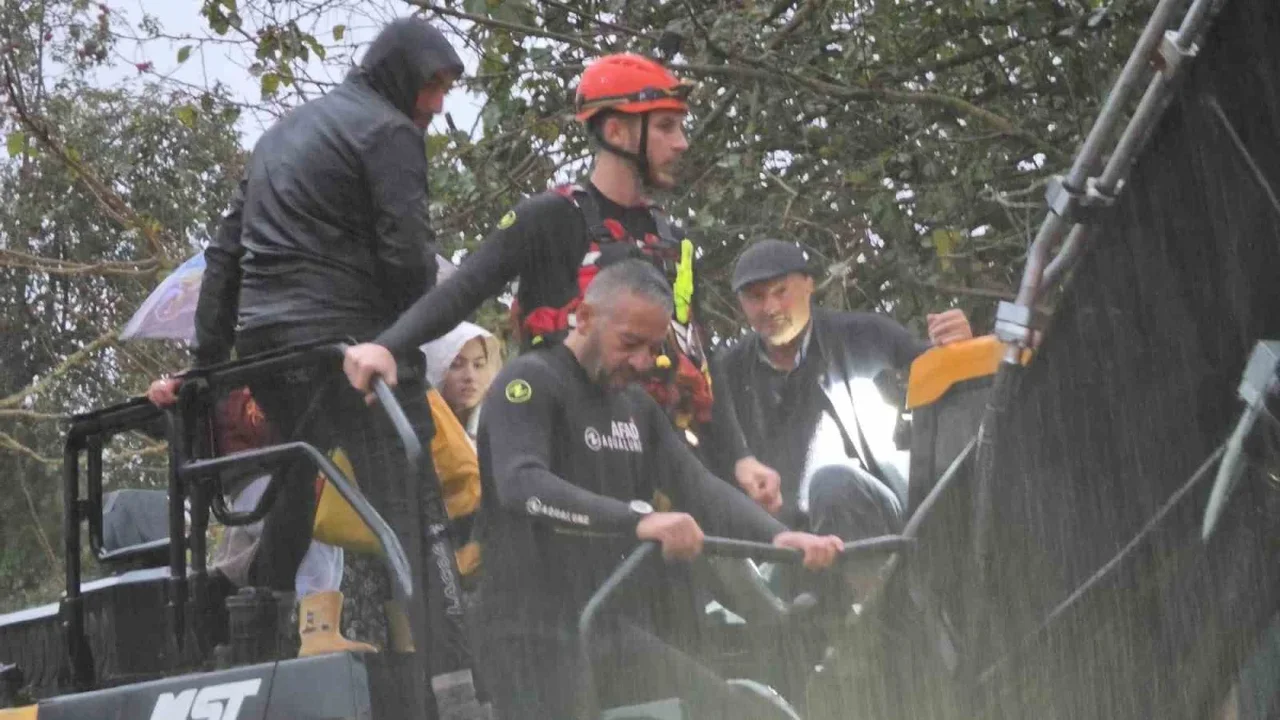 Sakarya'da taşan Kanlıçay Deresi'nden 48 kişi kurtarıldı