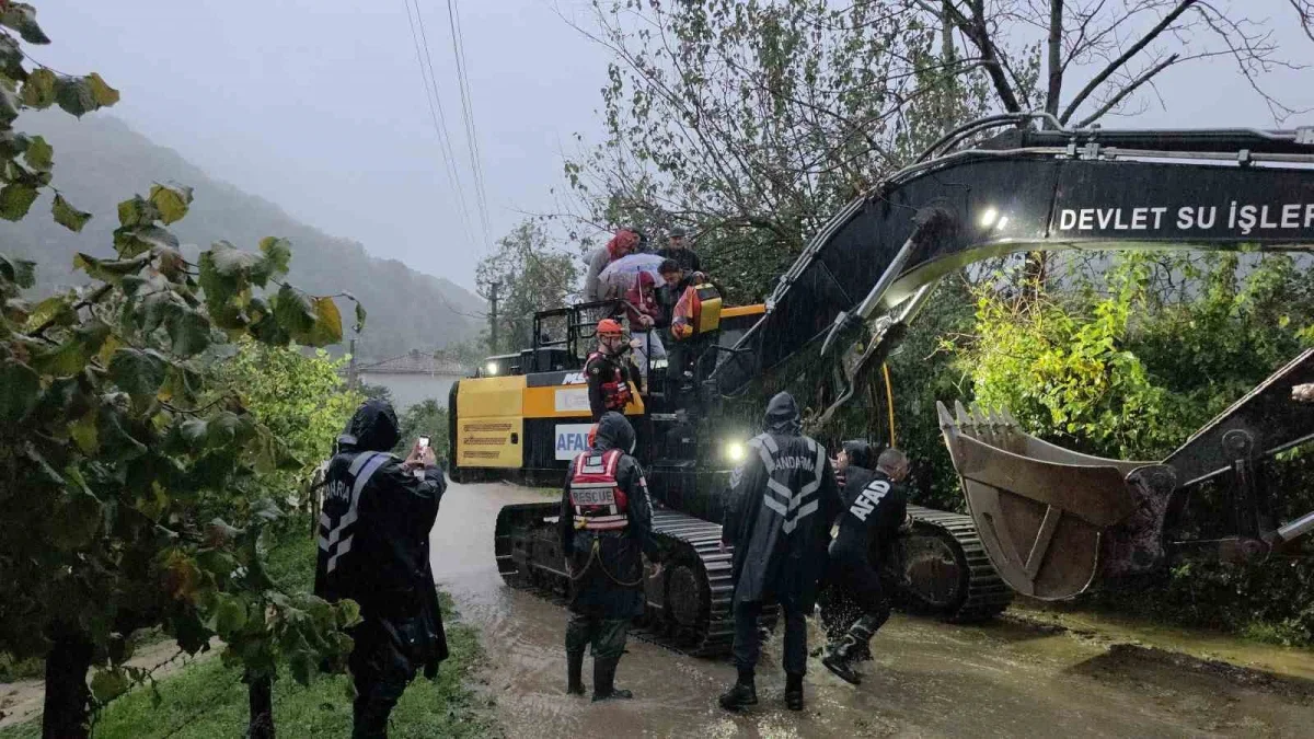 Sakarya'da taşan Kanlıçay Deresi'nden 48 kişi kurtarıldı