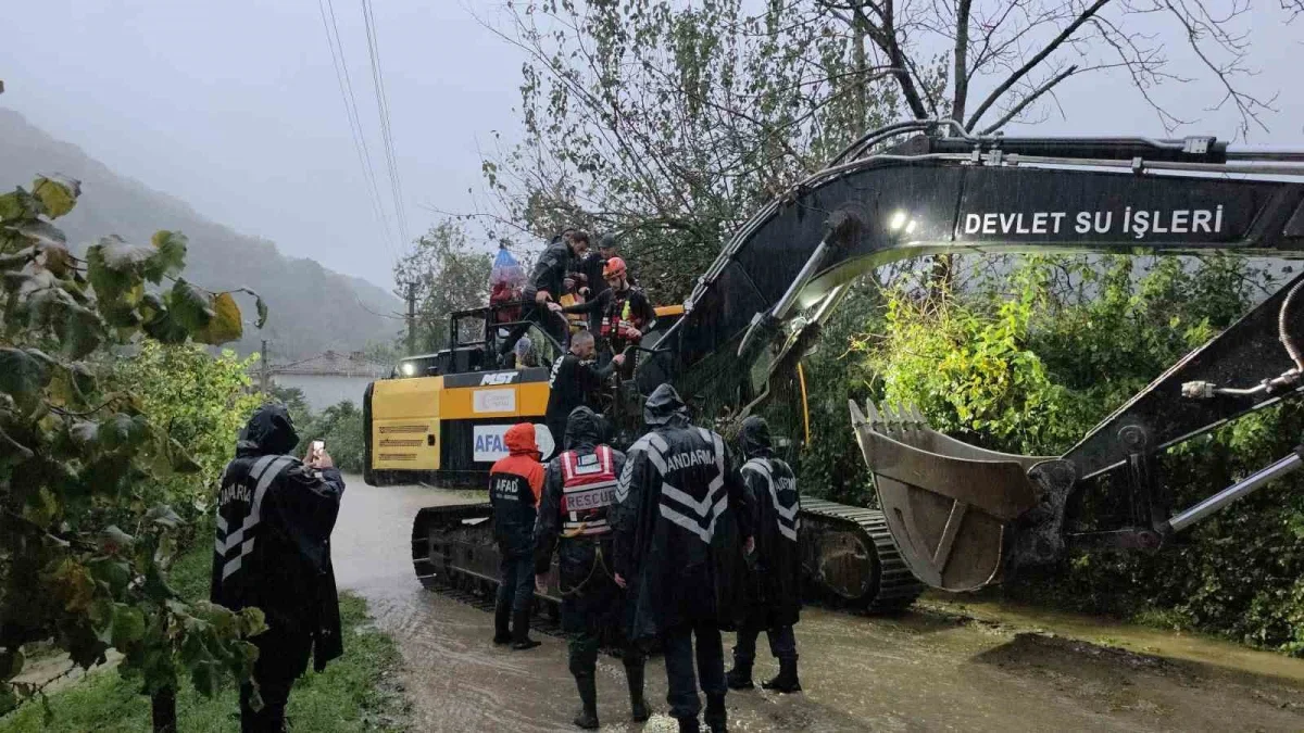Sakarya'da taşan Kanlıçay Deresi'nden 48 kişi kurtarıldı