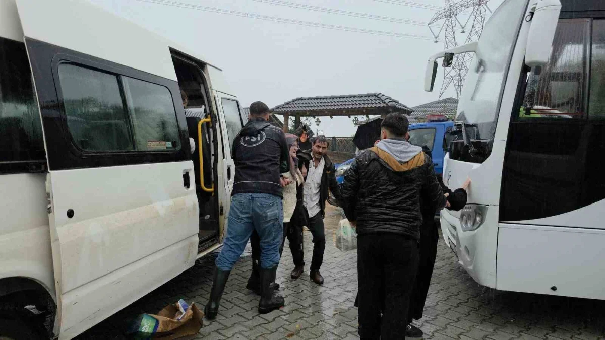 Sakarya'da taşan Kanlıçay Deresi'nden 48 kişi kurtarıldı