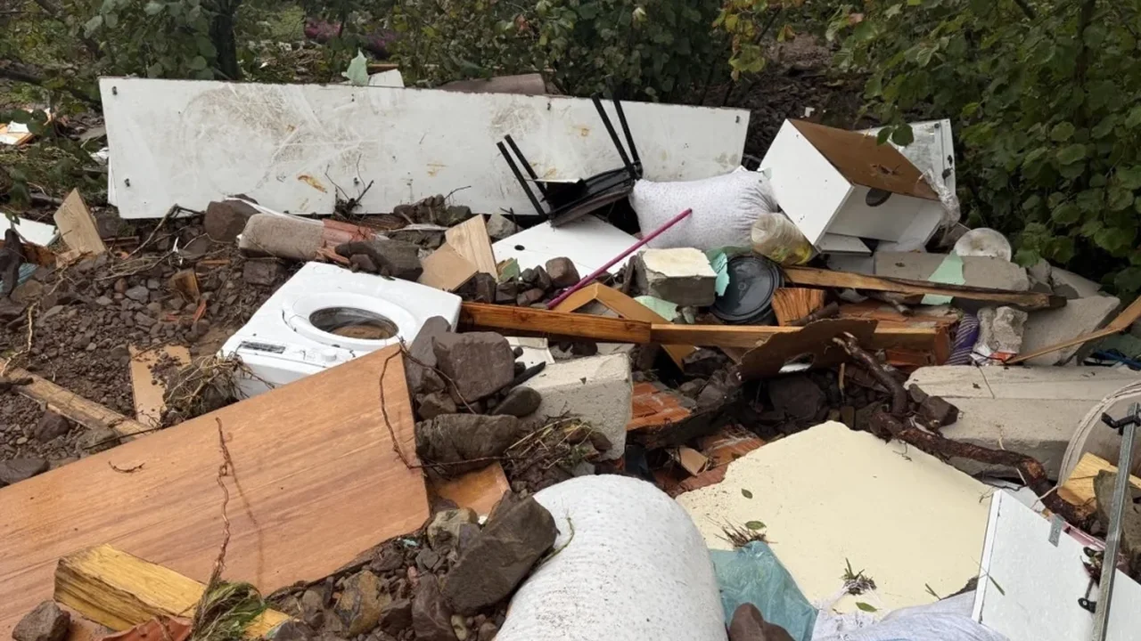 Karasu'da sel ve heyelan 1 evi yıktı, 6 ev hasar gördü