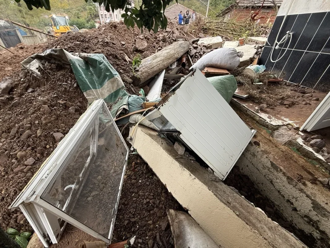 Karasu'da sel ve heyelan 1 evi yıktı, 6 ev hasar gördü