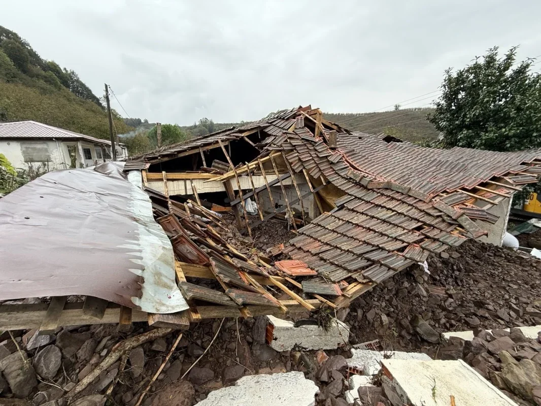 Karasu'da sel ve heyelan 1 evi yıktı, 6 ev hasar gördü