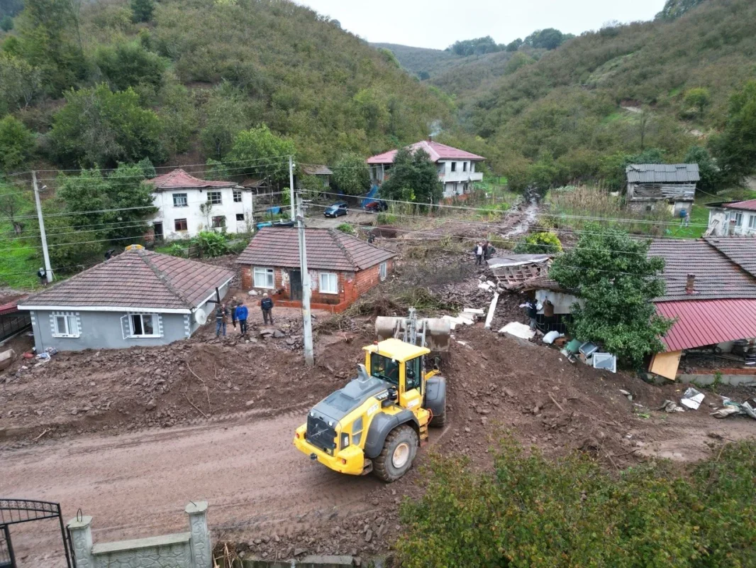 Karasu'da sel ve heyelan 1 evi yıktı, 6 ev hasar gördü