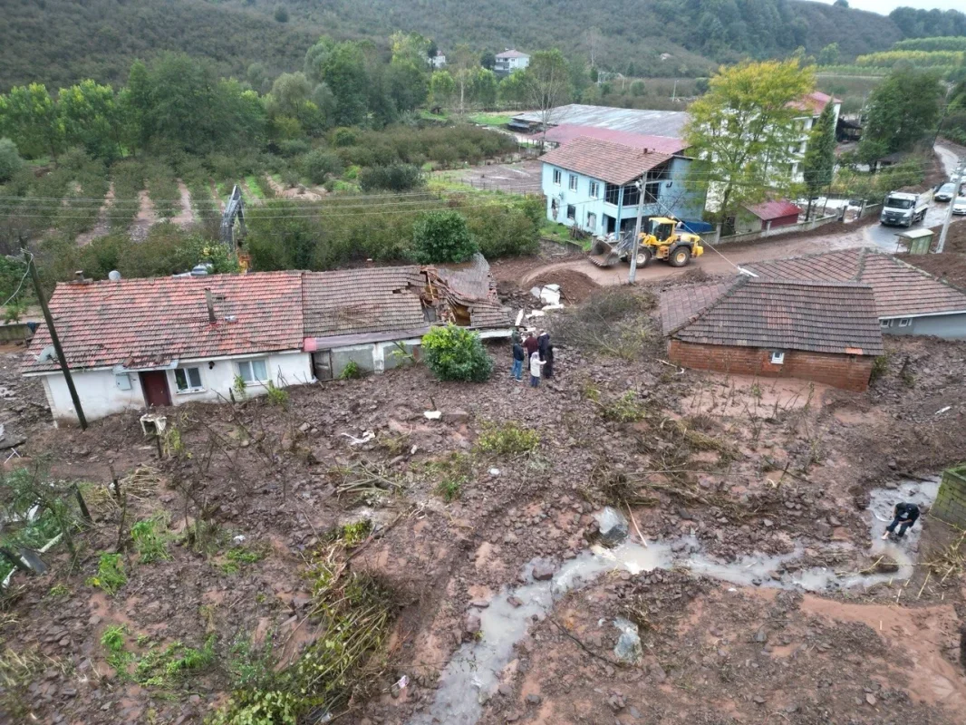 Karasu'da sel ve heyelan 1 evi yıktı, 6 ev hasar gördü
