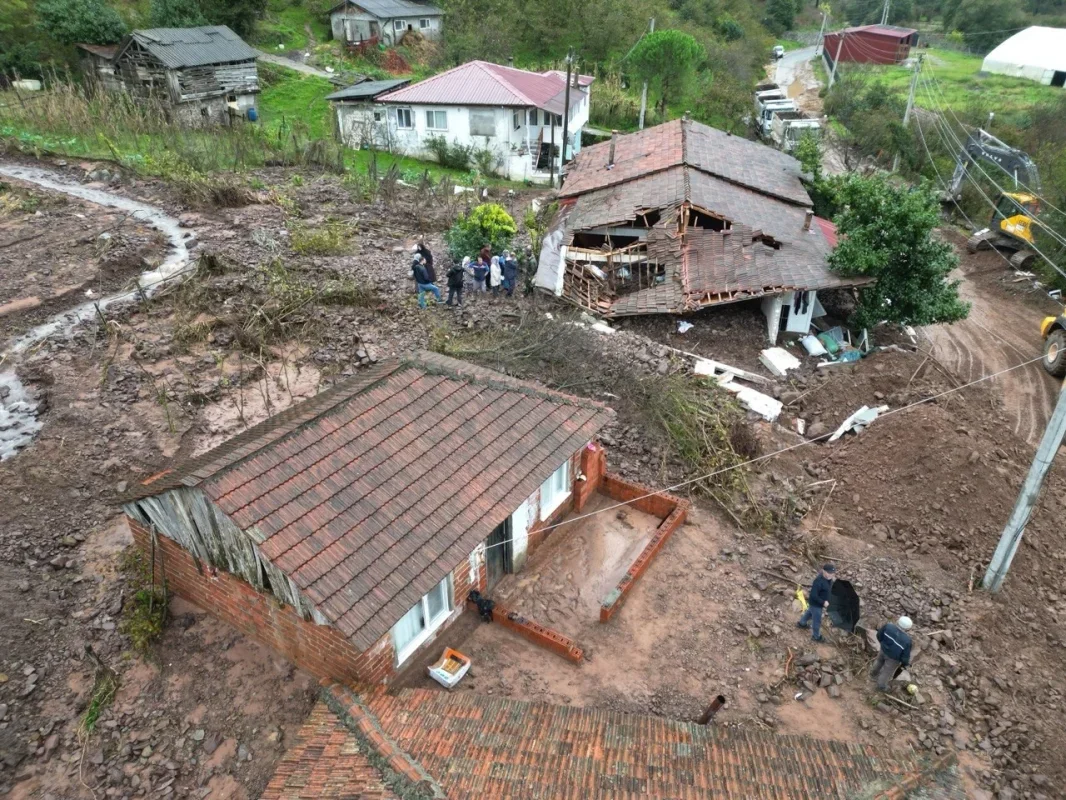Karasu'da sel ve heyelan 1 evi yıktı, 6 ev hasar gördü