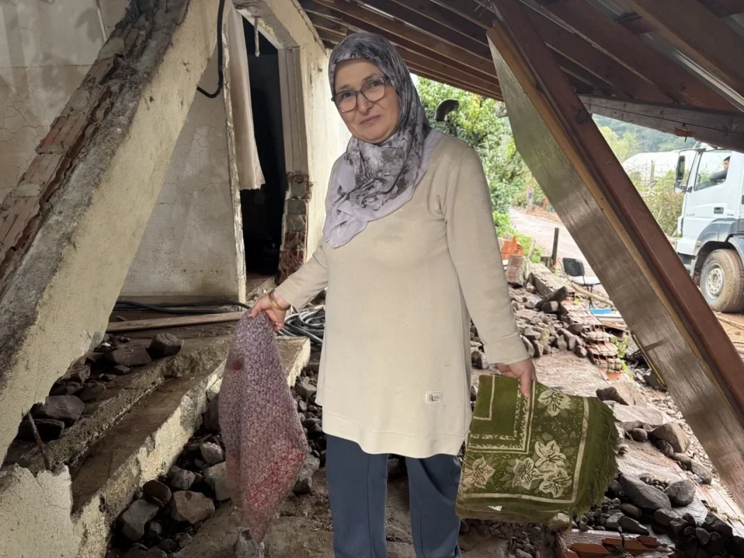 Karasu'da sel ve heyelan 1 evi yıktı, 6 ev hasar gördü