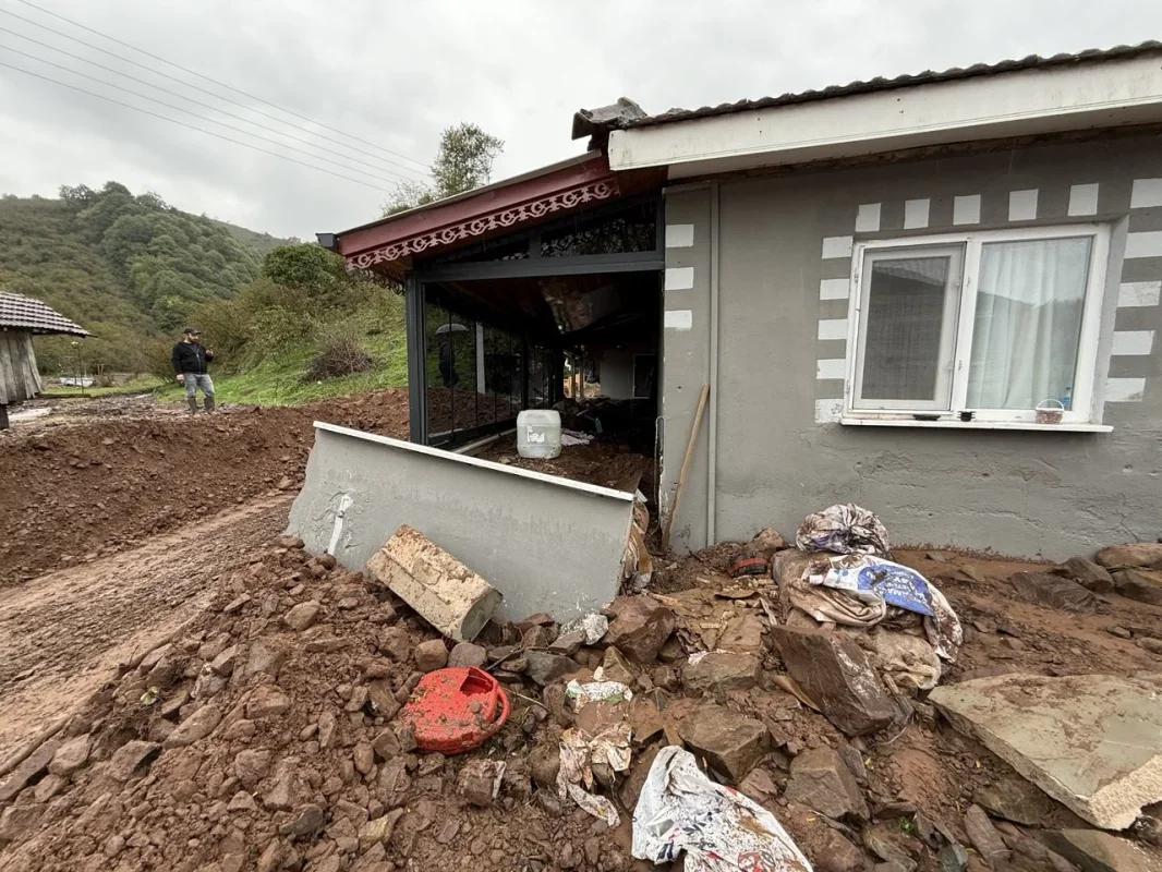 Karasu'da sel ve heyelan 1 evi yıktı, 6 ev hasar gördü