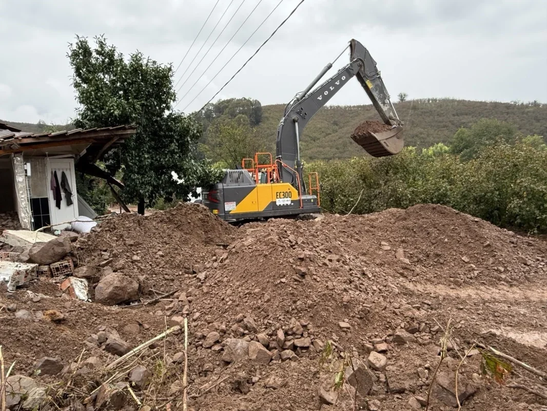 Karasu'da sel ve heyelan 1 evi yıktı, 6 ev hasar gördü