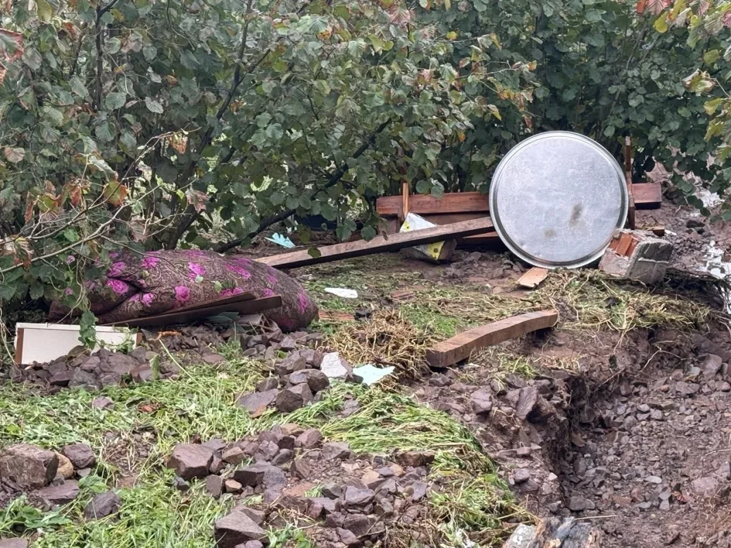 Karasu'da sel ve heyelan 1 evi yıktı, 6 ev hasar gördü