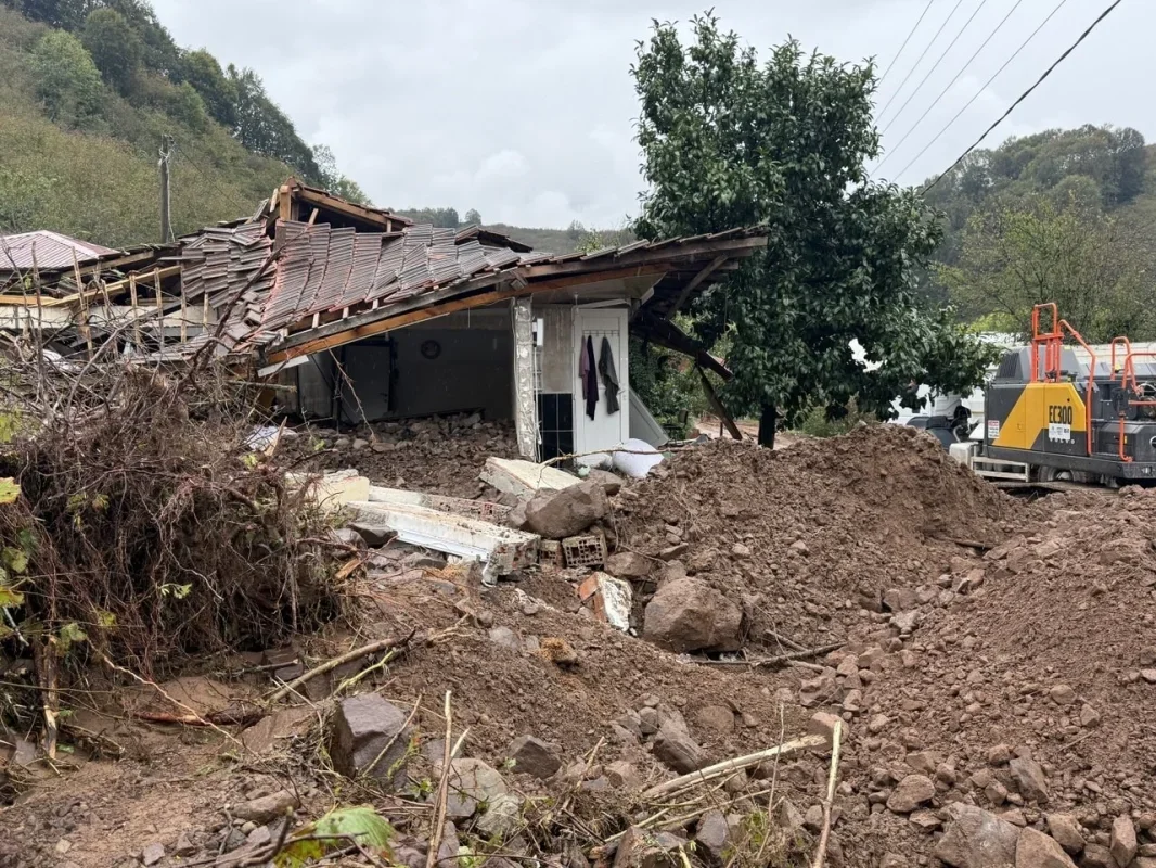 Karasu'da sel ve heyelan 1 evi yıktı, 6 ev hasar gördü
