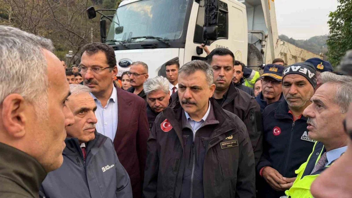 Bakan Çiftçi, Karapürçek'te sel çalışmalarını inceledi