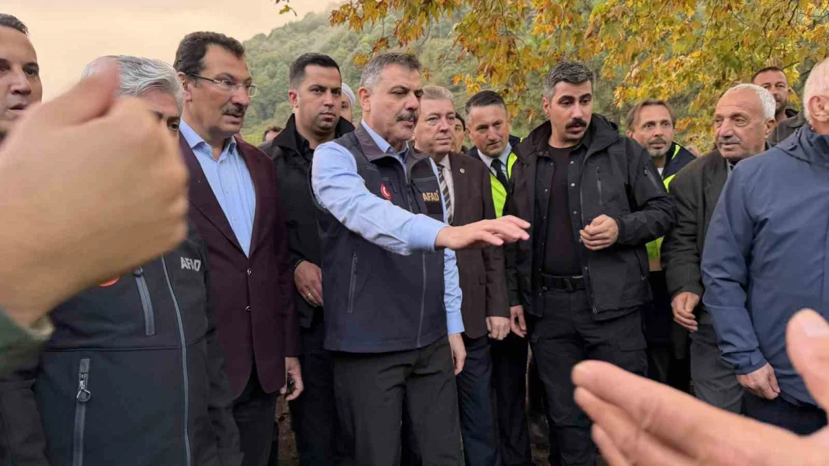 Bakan Çiftçi, Karapürçek'te sel çalışmalarını inceledi
