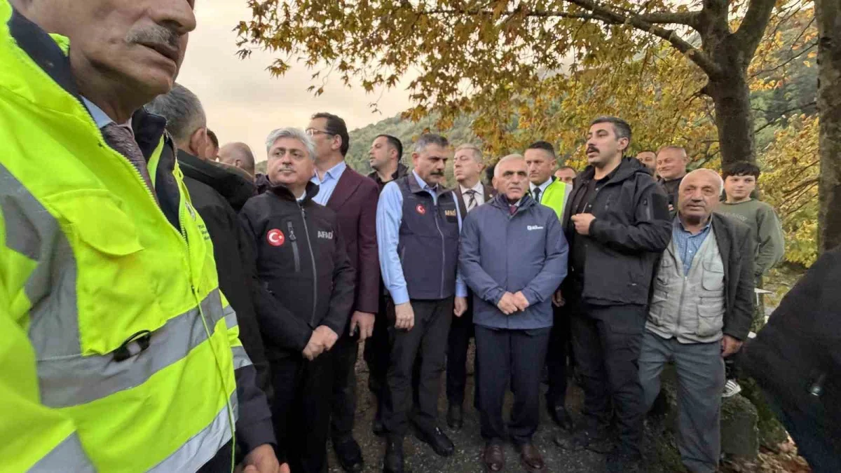 Bakan Çiftçi, Karapürçek'te sel çalışmalarını inceledi