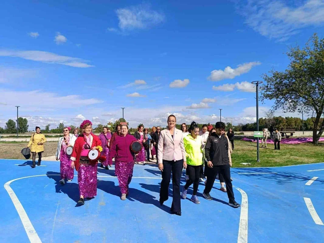 Edirne'de meme kanseri için 18 metrelik pembe afiş