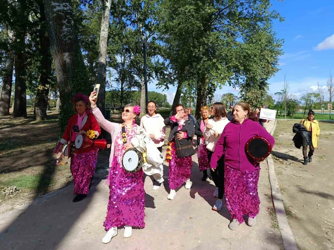 Edirne'de meme kanseri için 18 metrelik pembe afiş
