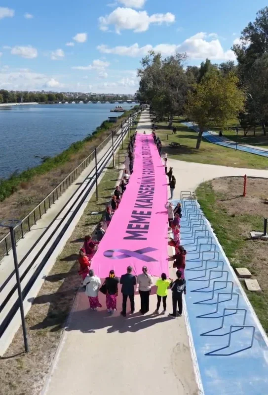 Edirne'de meme kanseri için 18 metrelik pembe afiş