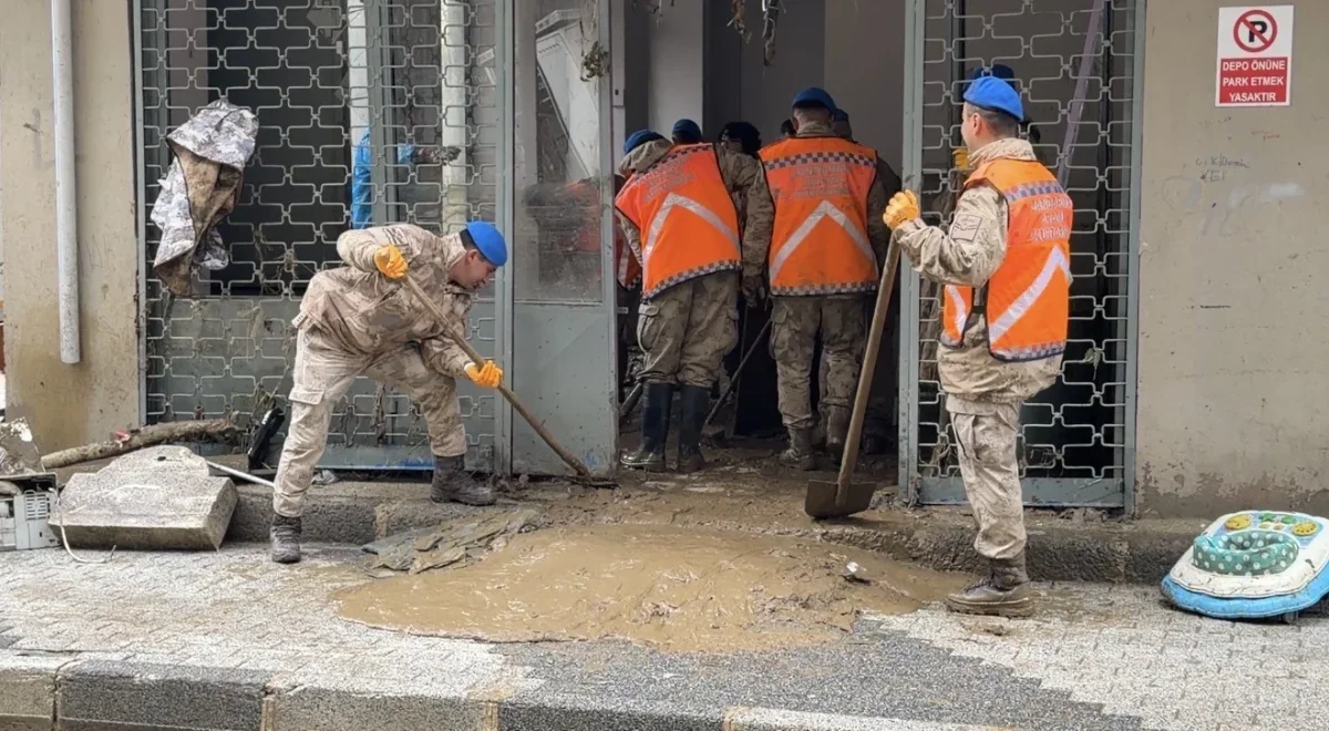 Ayazağa'da sel temizliği sürüyor, jandarma destek veriyor