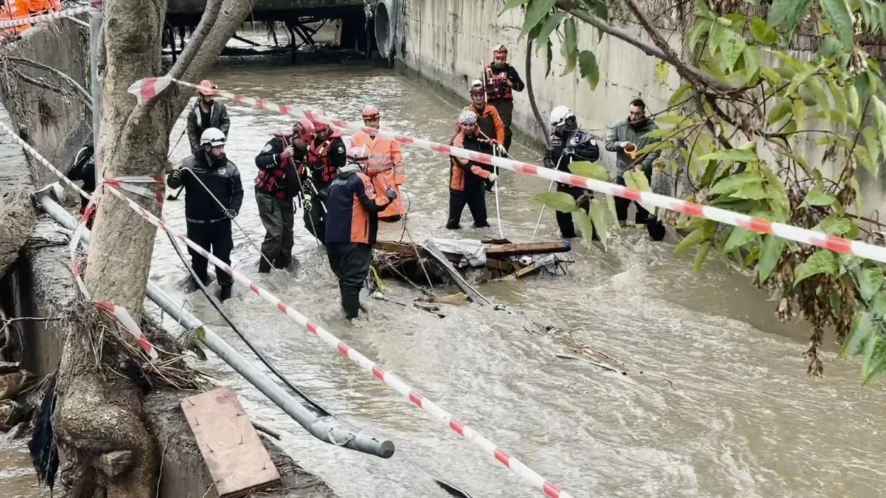 Ayazağa Deresi'nde kaybolan 3 kişi için arama sürüyor