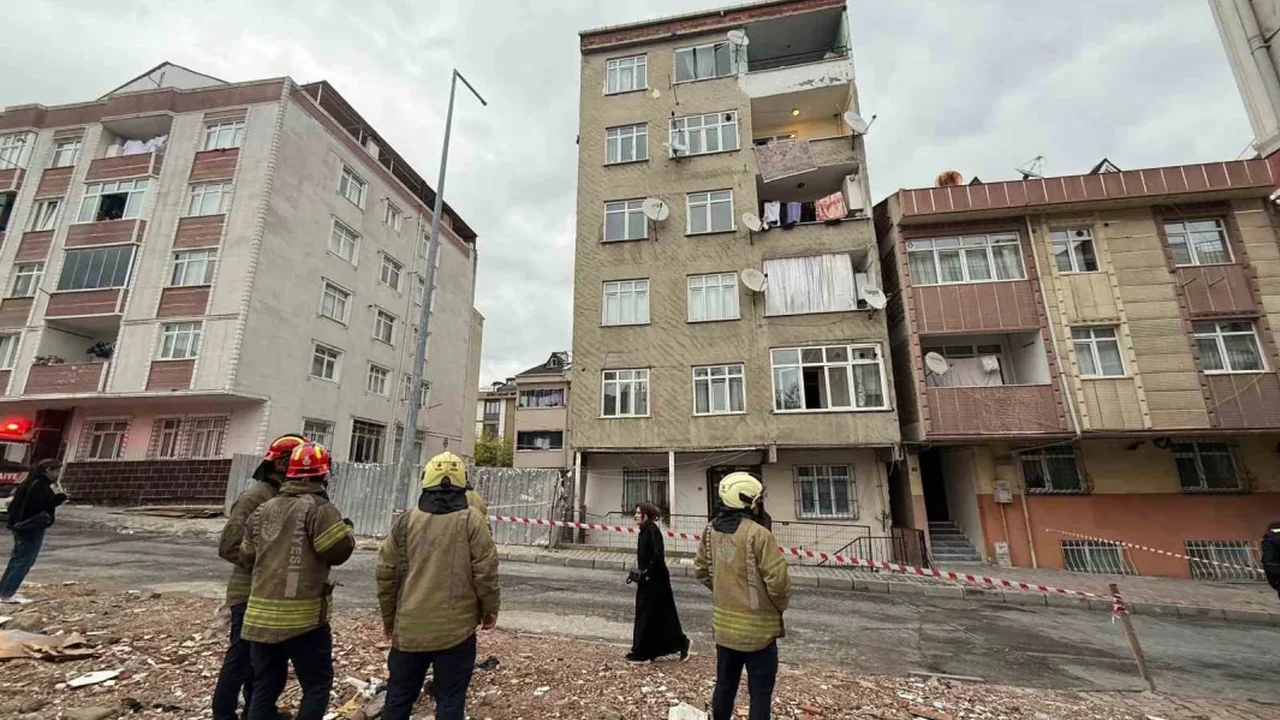 Küçükçekmece'de çatlama sesleriyle bina tahliye edildi