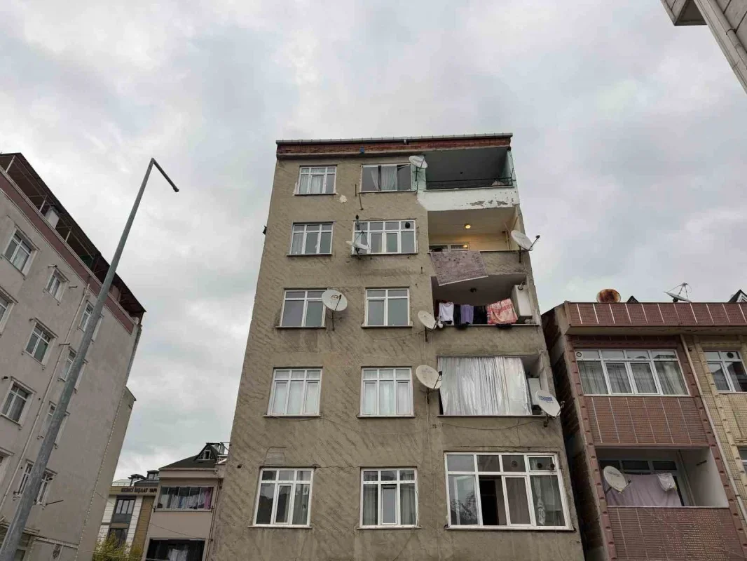 Küçükçekmece'de çatlama sesleriyle bina tahliye edildi