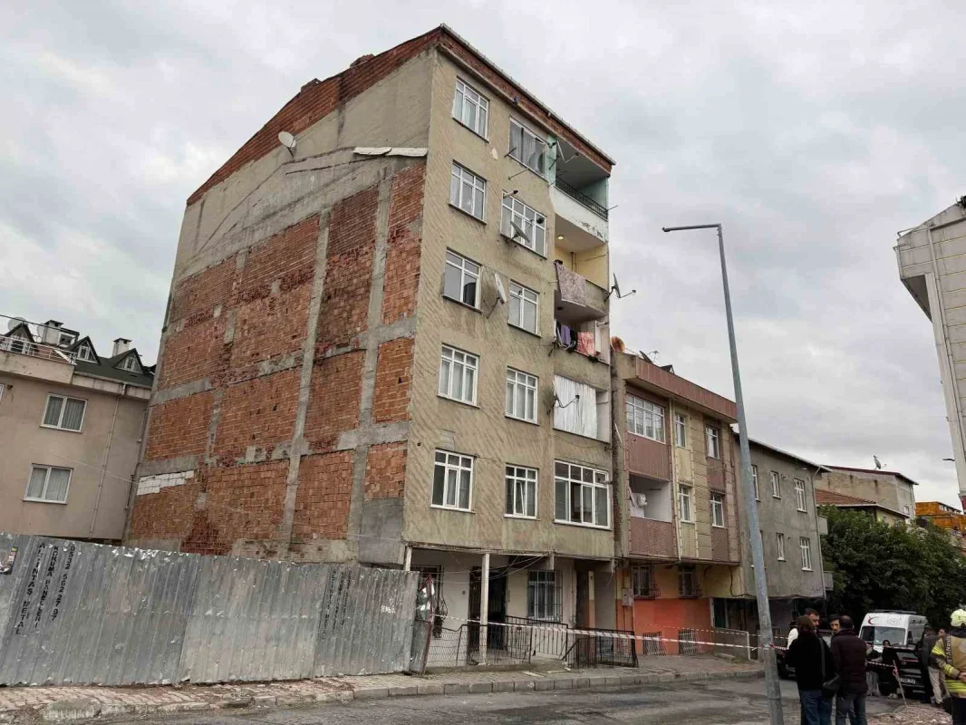 Küçükçekmece'de çatlama sesleriyle bina tahliye edildi