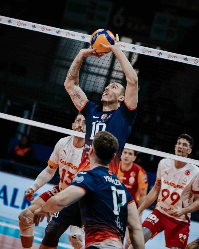 Halkbank, Efeler Ligi'nde Galatasaray'ı 3-1 yendi