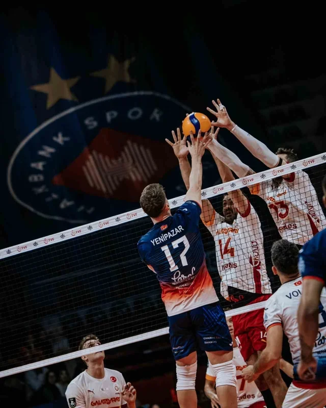 Halkbank, Efeler Ligi'nde Galatasaray'ı 3-1 yendi