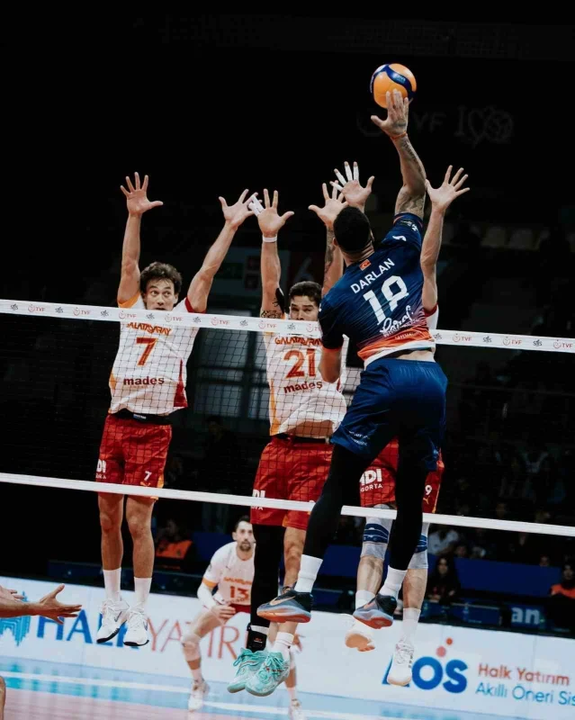 Halkbank, Efeler Ligi'nde Galatasaray'ı 3-1 yendi