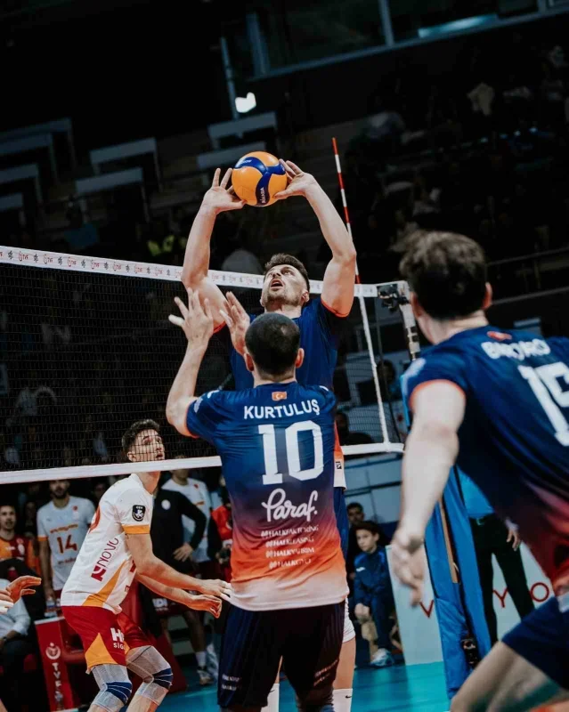 Halkbank, Efeler Ligi'nde Galatasaray'ı 3-1 yendi