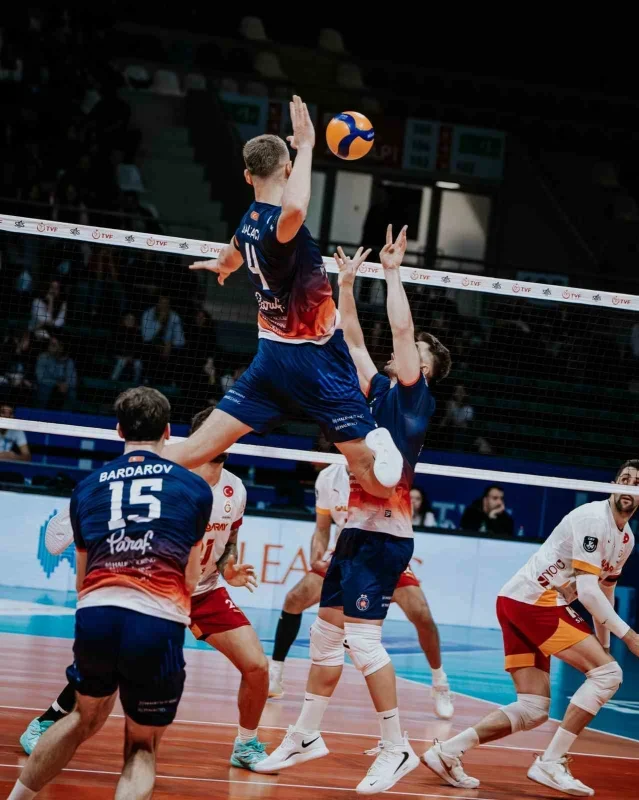 Halkbank, Efeler Ligi'nde Galatasaray'ı 3-1 yendi