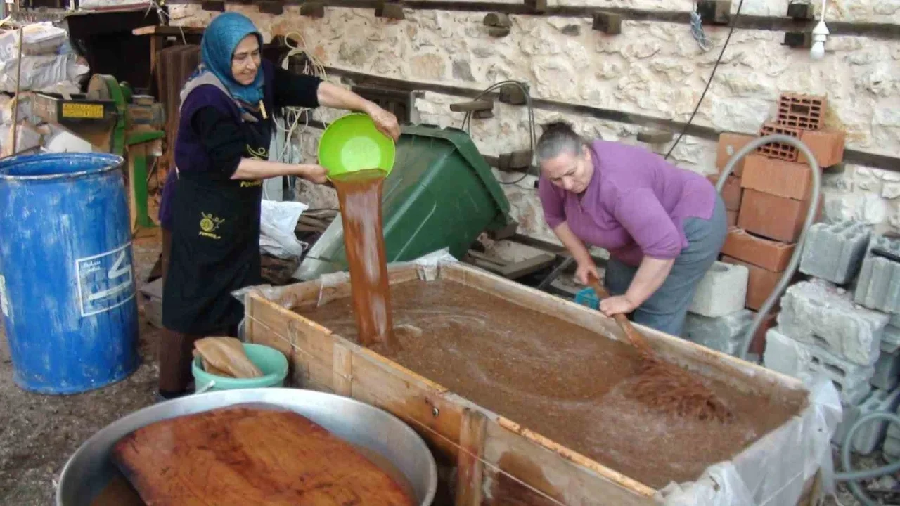 Andız pekmezi Akseki'de 500 liradan satılıyor