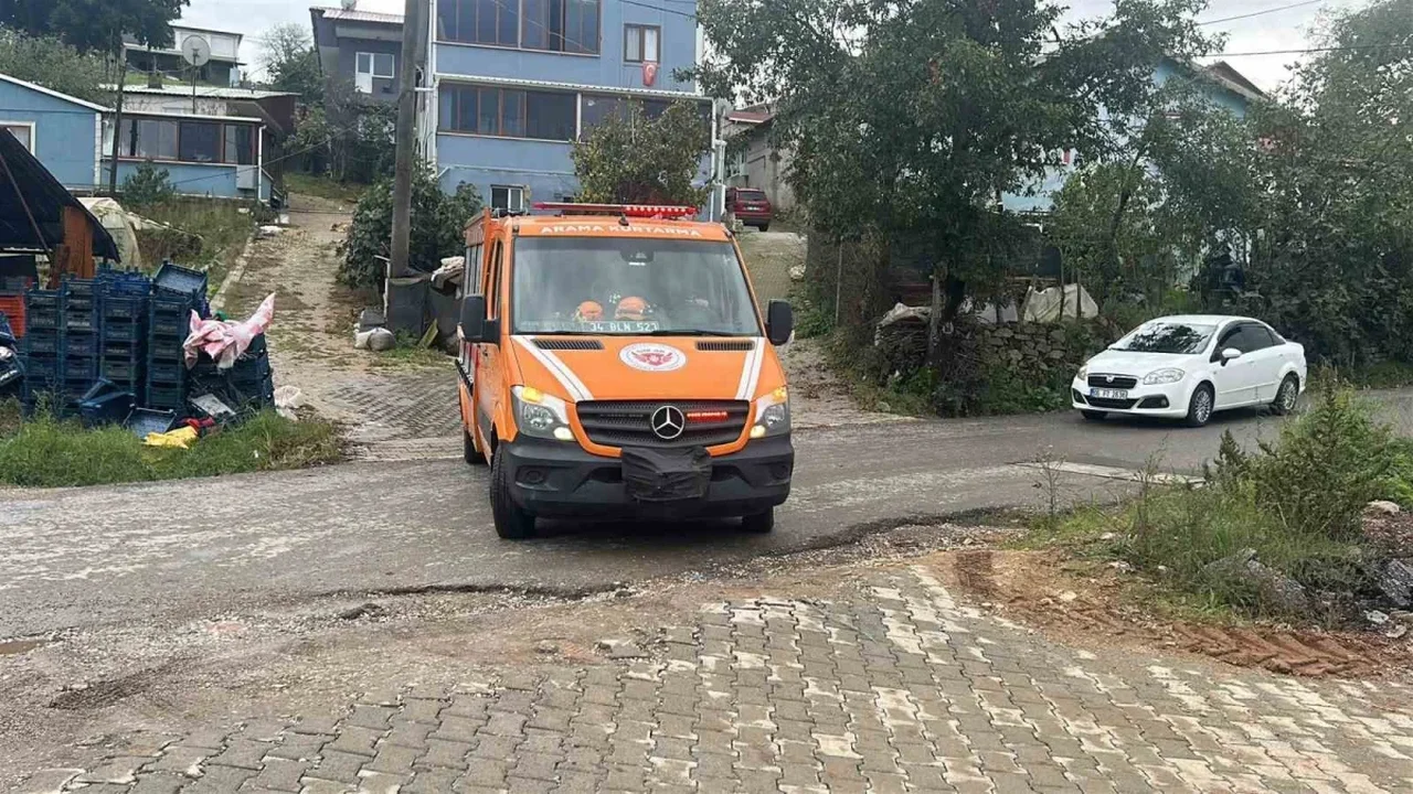 Kocaeli'de sele kapılan cipte kaybolan 2 kişi aranıyor