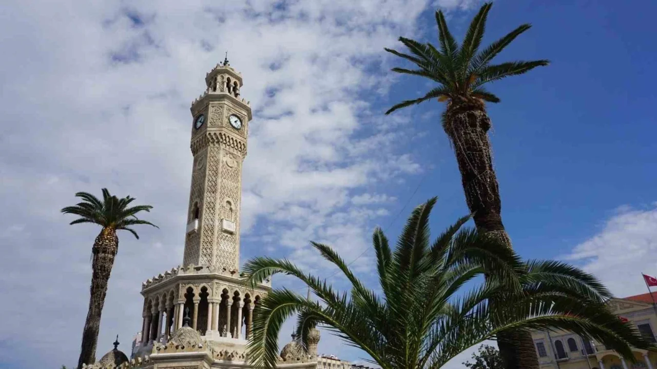 İzmir Saat Kulesi 125 yıldır zamana meydan okuyor