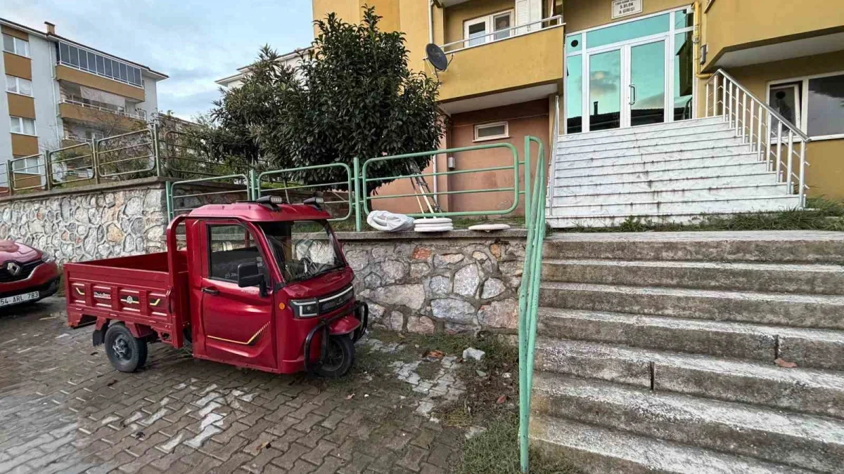 Adapazarı'nda eşyalarını almaya gelen adam öldürüldü