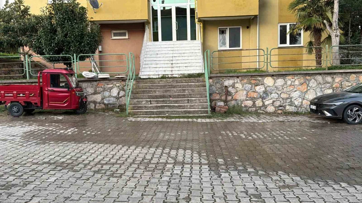 Adapazarı'nda eşyalarını almaya gelen adam öldürüldü