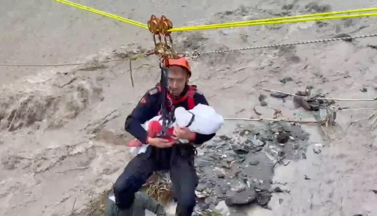 Sapanca'da AFAD personeli bebeği ninniyle uyuttu