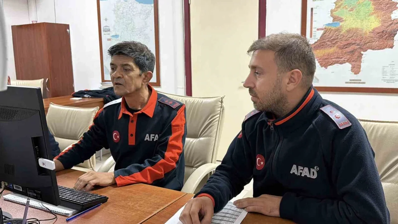 Sapanca'da AFAD personeli bebeği ninniyle uyuttu