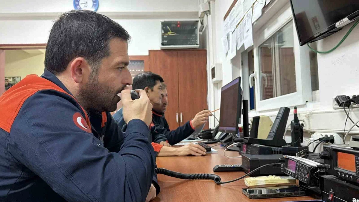 Sapanca'da AFAD personeli bebeği ninniyle uyuttu