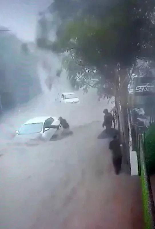 Ayazağa selinde mahsur kalan sürücüyü esnaf kurtardı