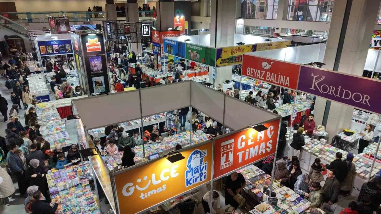 Balıkesir Kitap Fuarı'na ilk üç günde 40 bin ziyaretçi