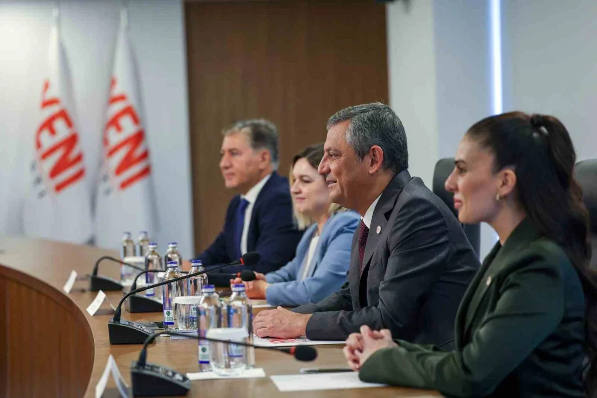 Özgür Özel, DEM Parti eş başkanlarıyla görüştü