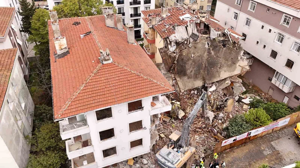 Büyükçekmece'de 21 bağımsız bölümlü riskli yapı yıkıldı