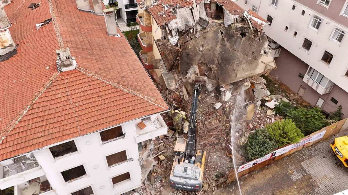 Büyükçekmece'de 21 bağımsız bölümlü riskli yapı yıkıldı