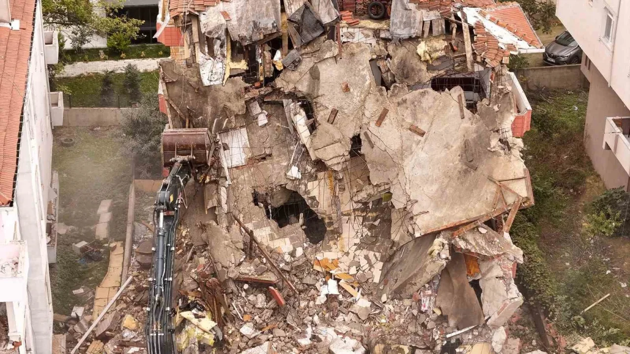 Büyükçekmece'de 21 bağımsız bölümlü riskli yapı yıkıldı